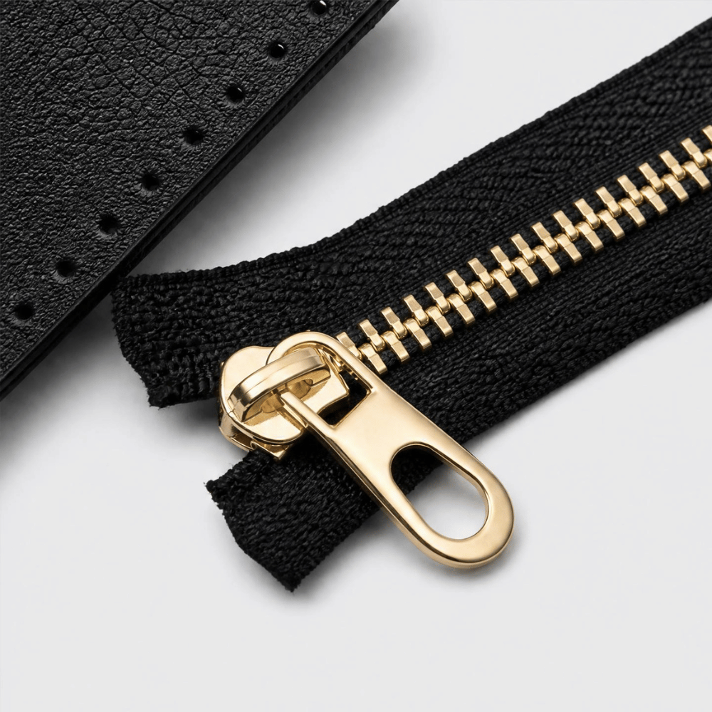 Kit porta carte Tessora con tasche in pelle marrone, compatto e elegante, ideale per portare carte di credito e banconote