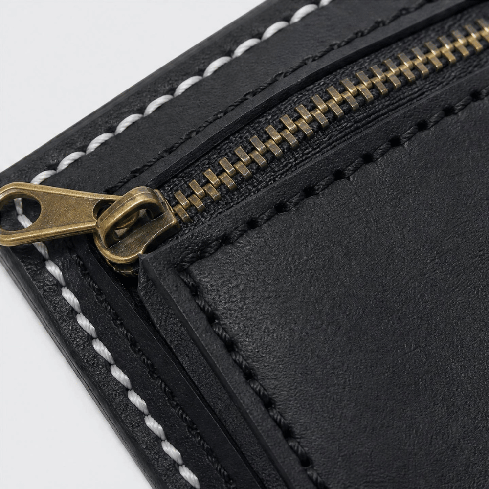 Kit porta carte Tessora con portafoglio compatto in pelle nera, con scomparti per carte e monete, stile elegante e funzionale.